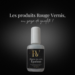 Résine épaisse Rouge Vernis pour collage précis des capsules.
Application de la résine épaisse Rouge Vernis sur capsules d’ongles.
