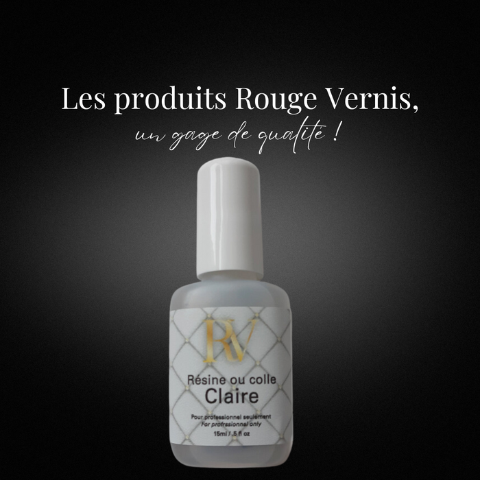 Résine claire Rouge Vernis pour collage et ajustements des capsules.
Application de la résine claire Rouge Vernis sur ongles pour retouches