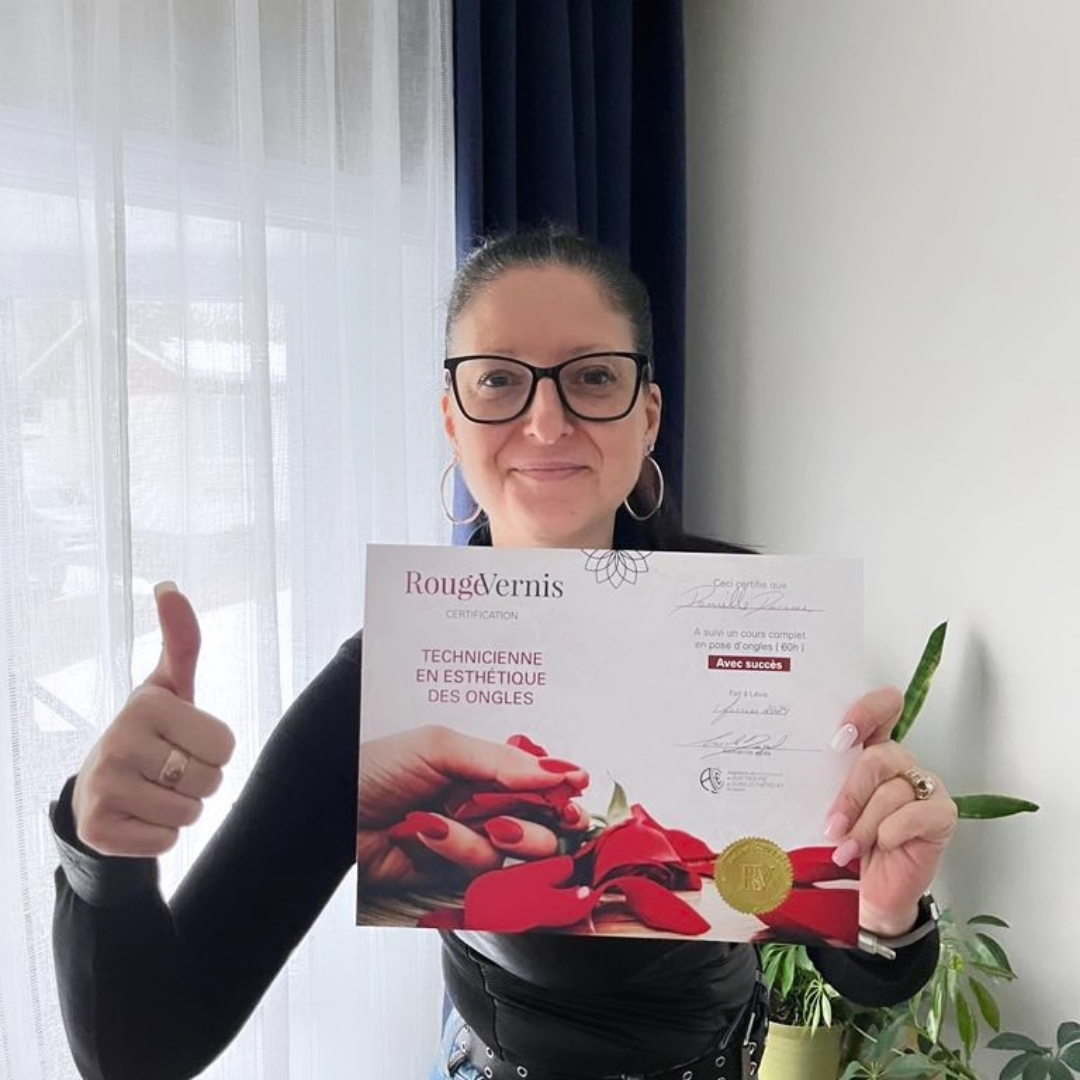 Élève certifiée de l'Académie Rouge Vernis présentant fièrement son diplôme accrédité par l'APESEQ.