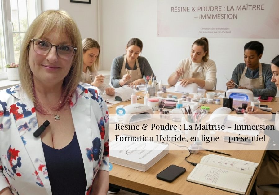 Carole, experte en pose d'ongles, enseignant la technique résine et poudre lors d'une formation en présentiel avec plusieurs élèves.