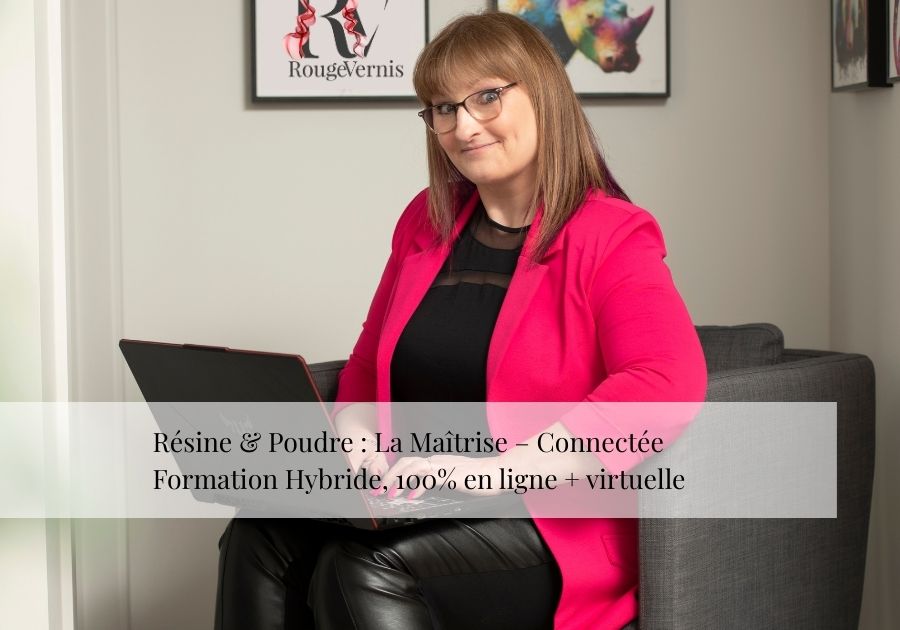 Carole, mentore chez Rouge Vernis, prête à accompagner les techniciennes en pose d'ongles dans leur formation.